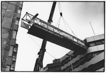 351506 Afbeelding van het verwijderen van de loopbrug over de Stationsstraat te Utrecht tussen het Radboudkwartier en ...